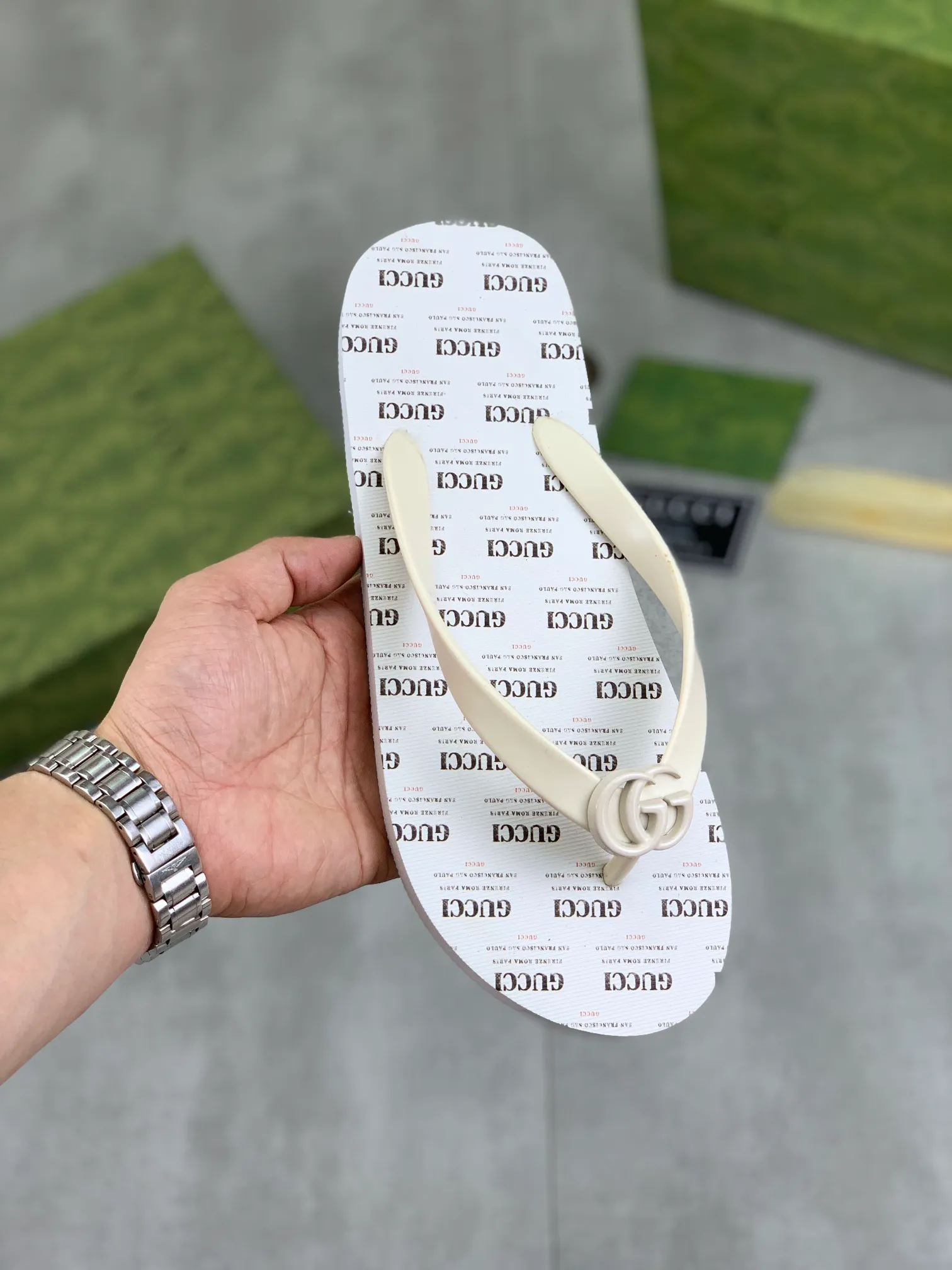 Men's men's shoes 💰P220💰【New style】🆘【GUCCI】Official website's popular Gucci adult couple 🧑‍🤝‍🧑 style, children's flip-flops are on sale at the counter simultaneously! Original fabric imported from Italy. Original bottom provided by the original factory. Size: Adult 36-45. Children’s size: 30-37. Multiple colors available.